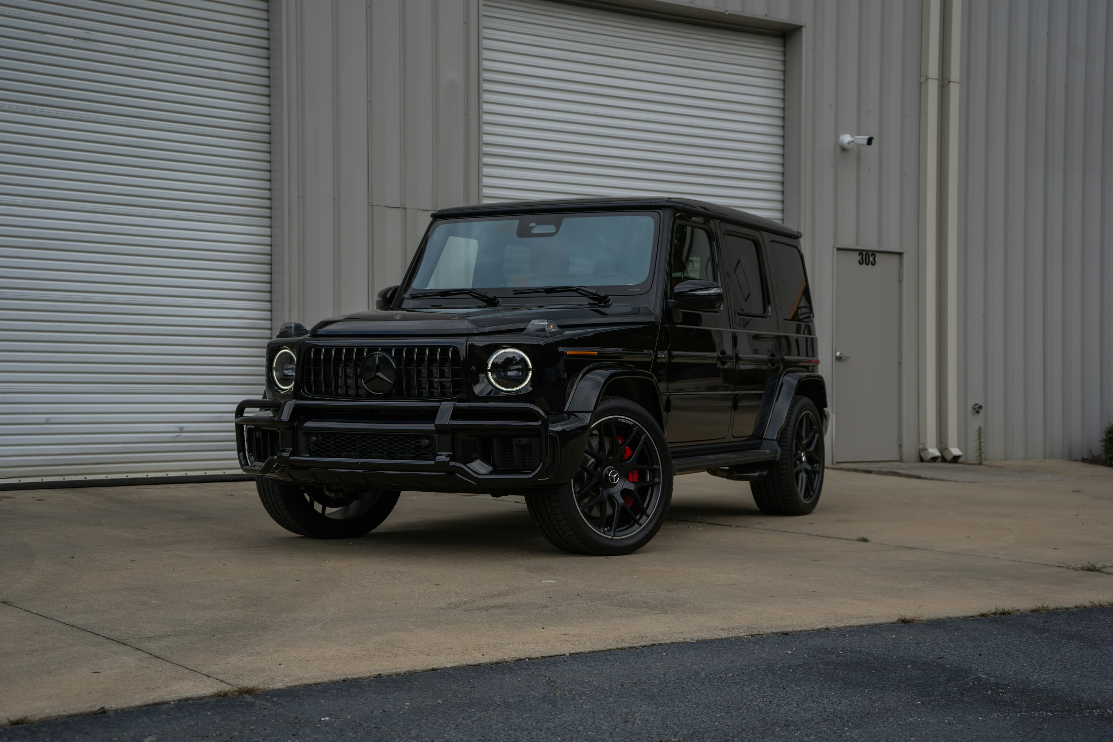 Mercedes G-klass utanför verkstad