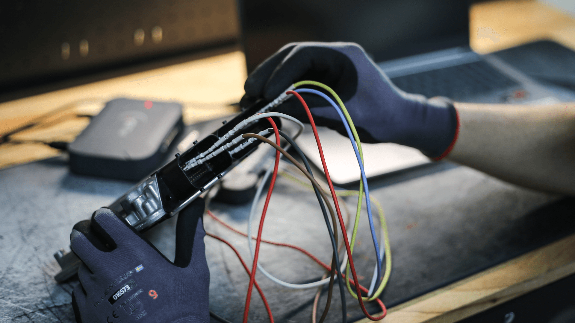 Tekniker som kopplar ECU med kablage för filarbete