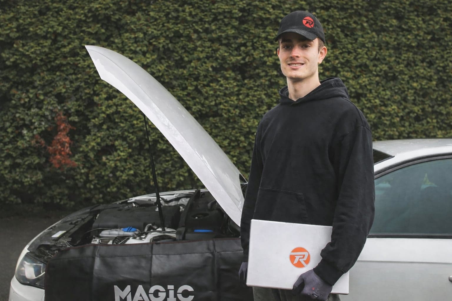 Revtech-tekniker med laptop vid bil