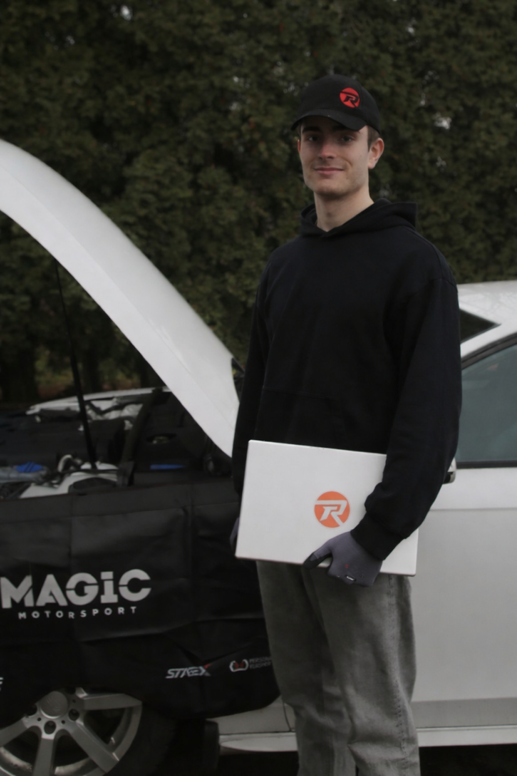 Revtech-tekniker med laptop vid bil